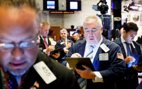 El riesgo país volvió a caer por debajo de los 740 puntos y la brecha entre el dólar oficial y los financieros sigue en mínimos históricos