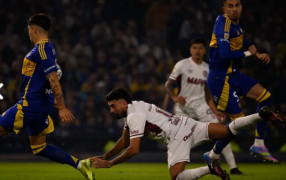 Playoffs del Torneo Apertura: En una Bombonera enojada, Boca Juniors eliminó por penales a Lanús y está en cuartos