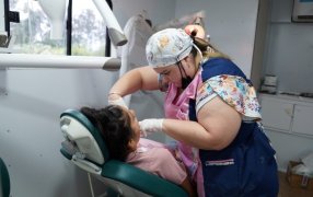 Apóstoles: Desde la Secretaría de Desarrollo Social Municipal brinda atención dental a gran numero de vecinos en su Primer Operativo Odontológico en los barrios