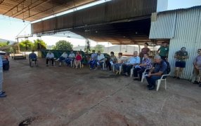 Charla con productores en el Municipio misionero de Guaraní