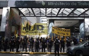 Sobre la vereda y sin cortar la calle: Raúl Castells encabeza la primera protesta contra el Gobierno de Javier Milei