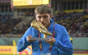 El delantero argentino Agustín Ruberto recibió la Bota de Oro del Mundial Sub 17 en Indonesia y es el séptimo argentino en la historia en ganarla