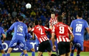 Estudiantes de La Plata pisó fuerte en Chile y goleó 3 a 0 a Universidad por la Copa Libertadores