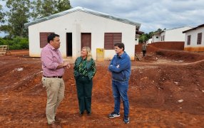 Más viviendas en Apóstoles: Un complejo de 60 viviendas compuesta por dos sectores, una de 42 y otra de 18 casas con un avance del 80%, estimando finalizar en los próximos 2 o 3 meses