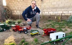El artesano de las máquinas agrícolas: Las replicas de manera exacta en miniatura