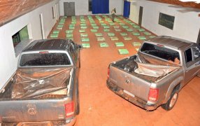 Dos camionetas robadas transportaban 2 mil kilos de marihuana: Los rodados quedaron atascados en el barro luego de haber evadido un control de Gendarmería Nacional