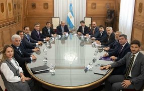 Ley Ómnibus y Paquete Fiscal: Gobierno Nacional aseguró que Gobernadores de Juntos por el Cambio "se comprometieron a apoyar ambos proyectos"