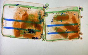 Una persona ocultaba ketamina y éxtasis en su equipaje: Recipientes que contenían los estupefacientes se hicieron evidentes bajo las imágenes de escáner