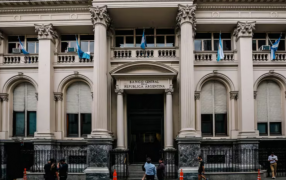 Tras el acuerdo por los “puts”, el Gobierno absorberá la deuda del Banco Central de la República Argentina y cerrará la última canilla de emisión de pesos