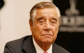 A sus 86 años, murió el empresario Constancio Vigil durante un vuelo a Miami