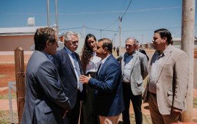 Posadas: Fernández y Herrera Ahuad entregaron 597 viviendas en el Barrio Itaembé Guazú, en el marco del Programa Casa Propia