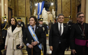 En el tedeum, el Arzobispo Jorge García Cuerva advirtió que “hay que acompañar con hechos y no solo con palabras el esfuerzo de la gente”