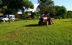 El Municipio misionero de Apóstoles trabaja en el corte de pasto con personal y maquinaria municipal, además de grupos terciarizados