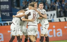 Liga Profesional de Fútbol: Racing Club y Platense igualaron 1 a 1 en el Cilindro de Avellaneda, pese al tempranero gol del "Calamar", al minuto de juego, la "Academia" logró rescatar un empate pero sigue lejos de Vélez Sarsfield