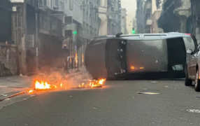 Violencia frente al Congreso: Manifestantes continúan atacando a la policía, prendieron fuego dos autos y hay cinco detenidos