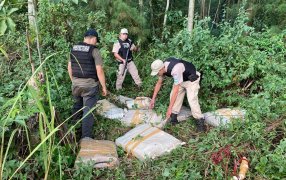 Prefectura Naval Argentina desarticuló dos operaciones de narcotráfico en la frontera y secuestró más de 900 kilos de marihuana