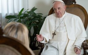 Las grandes enemigas del diálogo universal son las guerras, lamentó el Papa