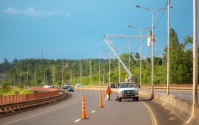 La Dirección Provincial de Vialidad y Energía de Misiones ponen a a nuevo el sistema lumínico del puente sobre el Arroyo Yabebiry