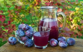 Científicos confirmaron que el jugo de ciruela ayuda contra el estreñimiento