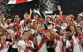 Primer título del año: River Plate le ganó 2 a 1 sobre el final a Estudiantes de La Plata y es campeón de la Supercopa Argentina
