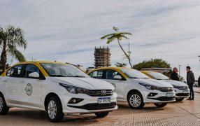 Misiones: El Gobierno Provincial entregó los primeros automóviles del Programa Ahora Taxi en la Cascada de la Costanera de Posadas