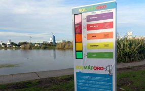 Concientización: Un "Solmáforo", instalado en Punta Mogotes, avisa el índice de radiación para cuidarse de rayos UV