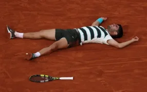 Tenis: Carlos Alcaraz dio vuelta una final histórica contra Jannik Sinner y se consagró campeón de Roland Garros