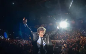 Tras cantar en el inicio de la presentación de su libro y con elogios a Caputo, Javier Milei habló en el Luna Park: “El problema sigue siendo el maldito Estado”