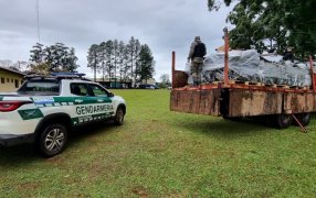 Evadieron controles de Gendarmería Nacional y sus ocupantes escaparon hacia Brasil dejando atrás su carga de cables de alta tensión