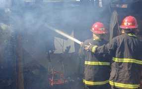 Jornada de intenso trabajo de Bomberos de la Policía de Misiones: Daños en viviendas, dos personas lesionadas y quema de malezas
