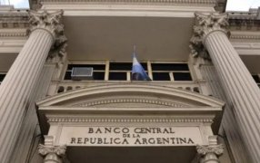 Mercado cambiario: El BCRA vendió reservas por cuarta jornada seguida y acumuló una sangría semanal de casi 230 millones de dólares