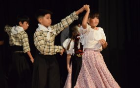 Posadas: La Escuela Municipal de Danzas celebró su 65° aniversario con una gala inolvidable, en el Auditorio del Instituto Superior Antonio Ruiz de Montoya para celebrar la rica tradición cultural y el talento de los estudiantes