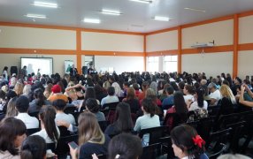 "Aula Llena Futuro Asegurado": Con un lleno total, el Municipio de Apóstoles organizó una charla para la capacitación docente
