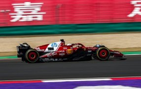 Gran Premio de China de Fórmula 1: Primera "Pole" de Lewis Hamilton con Ferrari, para la carrera Sprint, fue escoltado por Max Verstappen y Oscar Piastri
