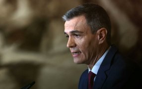 Pedro Sánchez cancela su agenda y dice que el próximo lunes informará si continúa como Presidente del Gobierno de España