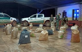 Fueron sorprendidos mientras arrojaban millonario cargamento de marihuana desde una canoa, la embarcación zarpó hacia costas paraguayas luego de recibir la voz de alto por parte de Gendarmería Nacional