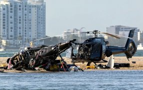 Chocaron dos helicópteros y uno cayó sobre una playa con turistas en Australia, cuatro muertos
