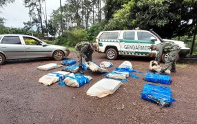 Valiéndose de las intensas lluvias, transportaba más de 280 kilos de marihuana, quien iba al mando del vehículo, un individuo de nacionalidad brasileña, evadió a los uniformados para luego abandonar el rodado y continuar a pie