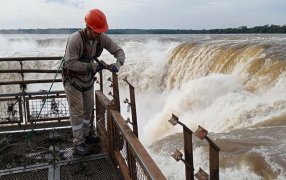 Misiones: Las Cataratas del Iguazú aumentaron su caudal de agua diez veces por las lluvias