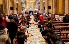 La foto de un comedor en la Catedral Metropolitana generó malestar en la Iglesia con sectores del kirchnerismo, aclararon que fue un encuentro pastoral que se hizo en el marco de la Colecta Anual de Cáritas
