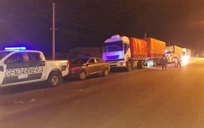 Gendarmería Nacional procedió a detener la marcha de tres camiones que transportaba noventa toneladas de soja, los mismos eran custodiadas por un automóvil, el rodado que oficiaba de “puntero” se encontraba brindando un servicio de seguridad informal