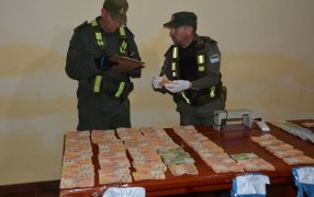 Apóstoles: Circulaba con más de cinco millones sin aval legal, el dinero estaba oculto debajo de uno de los asientos del vehículo