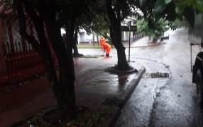 Apóstoles: Equipos de trabajo de la Municipalidad, abocados a la limpieza de sumideros y desagües debido al temporal que se abatió sobre el Municipio
