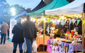 Posadas: A pesar del clima frío, emprendedores barriales exhibieron sus productos en la Costanera