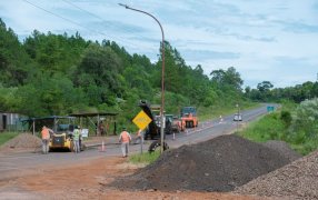 Misiones: La Dirección Provincial de Vialidad trabaja en mantenimiento de la Ruta Provincial N° 103, a la altura del Municipio de Mártires