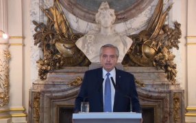 El Presidente pidió que la Justicia investigue un viaje de jueces, fiscales, funcionarios y empresarios de medios a Lago Escondido