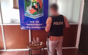 Apóstoles: La Policía demoró a dos menores que habían sustraído y dañado la luminaria de la plazoleta recientemente puesta en valor de la Avenida 9 de Julio