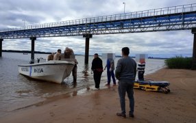 Corrientes: Efectivos de la Prefectura Naval Argentina asistieron a un hombre que se encontraba inconsciente y necesitaba atención médica urgente, en la localidad de Ituzaingó