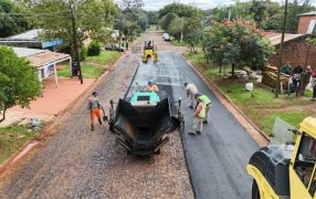 Asfalto sobre empedrados para mejorar la calidad de vida de los vecinos apostoleños