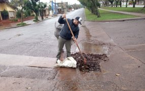 Misiones: Tras la intensa lluvia registrada en el Municipio de Apóstoles, se trabaja en limpieza de sumideros